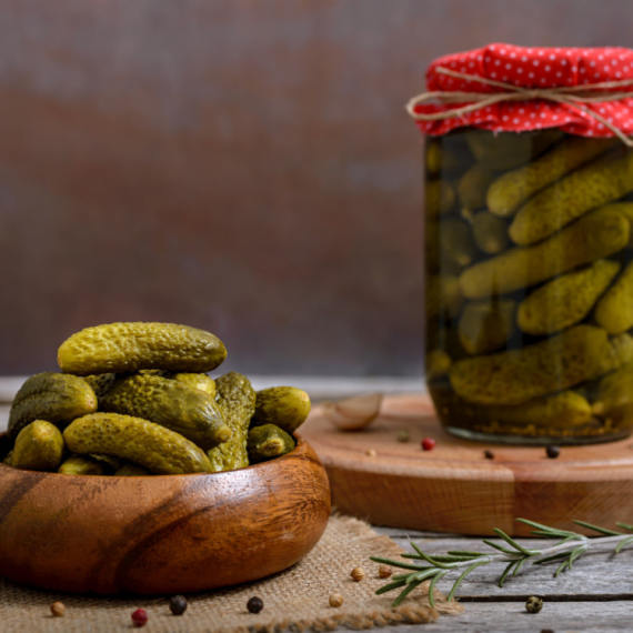 Kiseli krastavci imaju malo ugljenih hidrata i dobro regulišu nivo šećera u krvi