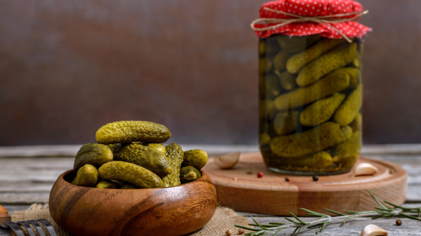 Kiseli krastavci imaju malo ugljenih hidrata i dobro regulišu nivo šećera u krvi