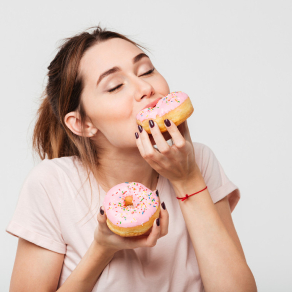 Stalno vam se jede slatko? Evo koji su uzroci i kako to zaustaviti