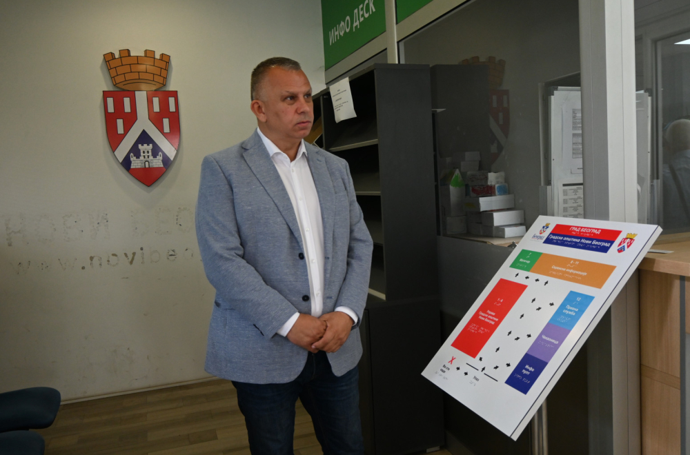 Opština Novi Beograd postavila taktilnu tablu i indukcionu petlju za osobe sa oštećenim vidom i sluhom FOTO
