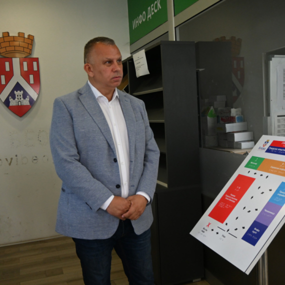 Opština Novi Beograd postavila taktilnu tablu i indukcionu petlju za osobe sa oštećenim vidom i sluhom FOTO