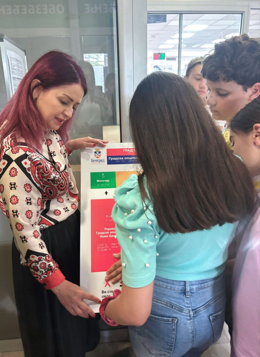 Opština Novi Beograd postavila taktilnu tablu i indukcionu petlju za osobe sa oštećenim vidom i sluhom FOTO