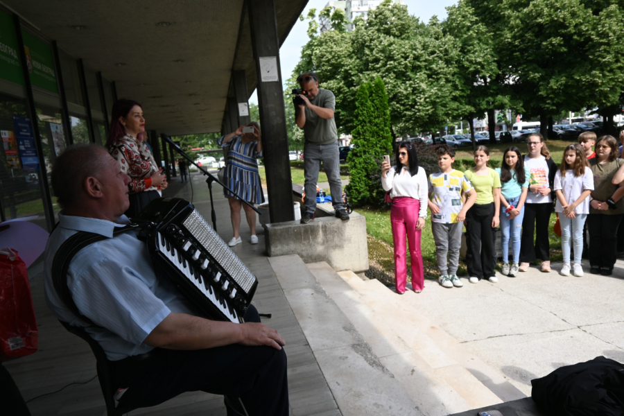 Opština Novi Beograd postavila taktilnu tablu i indukcionu petlju za osobe sa oštećenim vidom i sluhom FOTO