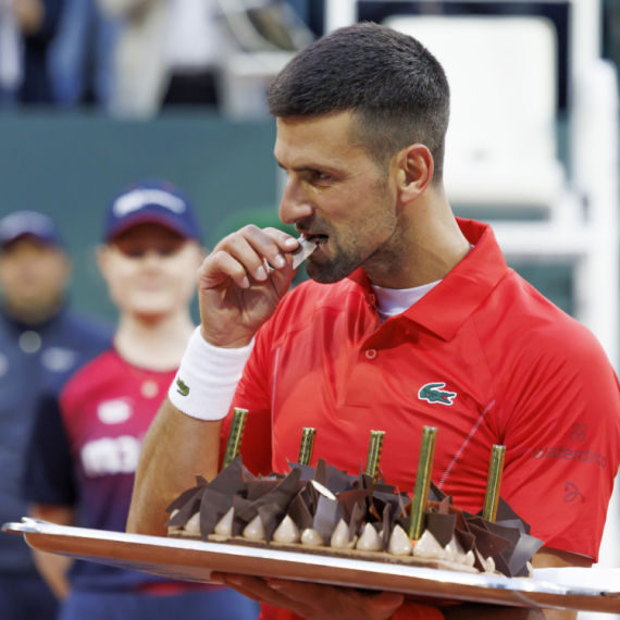 Pobeda, pesma i torta za savršen rođendan Đokovića u Ženevi! VIDEO