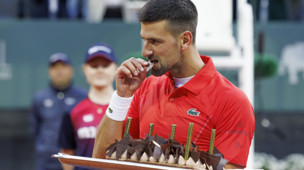 Pobeda, pesma i torta za savršen rođendan Đokovića u Ženevi! VIDEO