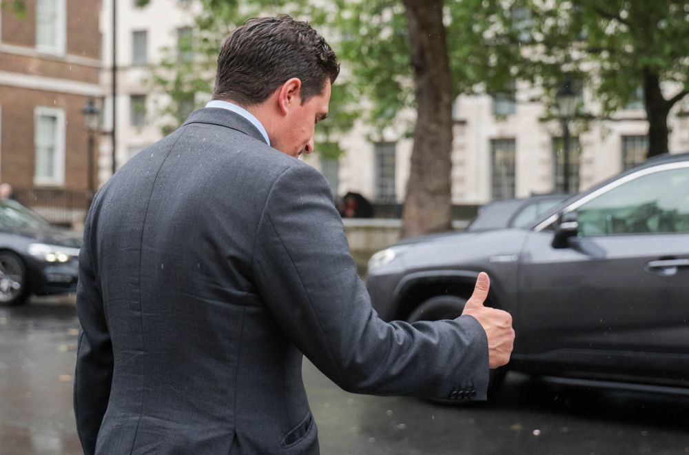 Britanski ministar bos u vozu: "Ubijte me" FOTO