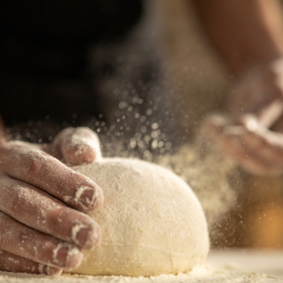 Burek majstori plaćeniji od hirurga: Plata i 200.000 dinara ali radnika nema