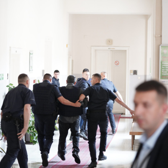 Objavljene fotografije haosa: Uroša Blažića sa pancirom na telu policija izvodi iz sudnice FOTO