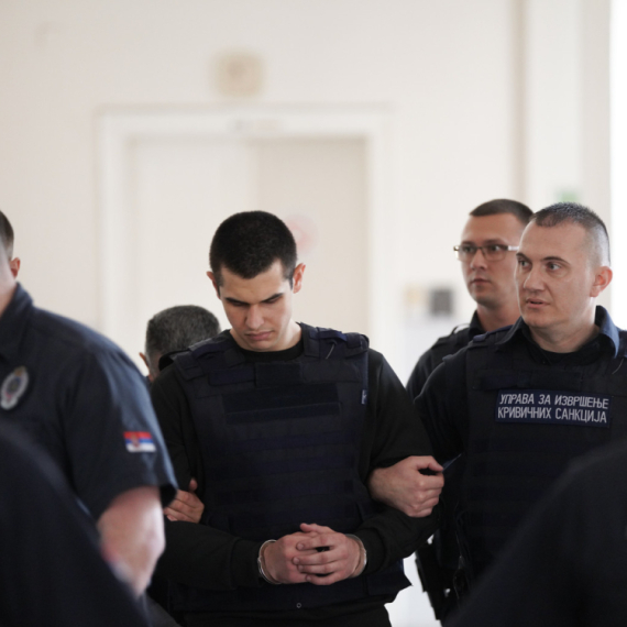 Haos na suđenju za masakr kod Mladenovca: Blažića policija dovela sa pancirom, roditelji žrtava ga napali FOTO