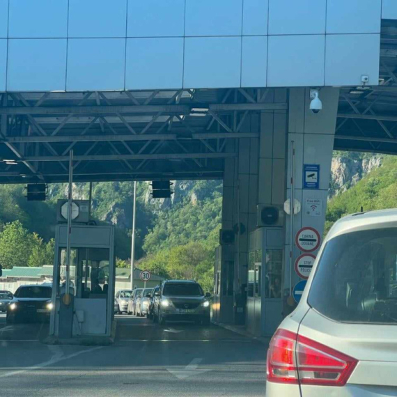 Filmska potera na granici: Bosanac u BMW–u probio rampu, policija ga stigla tek kod Surčina