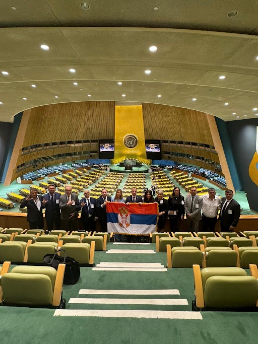 Skandal u UN: Srbi razvili trobojku, obezbeđenje pokušalo da je otme; Ni za živu glavu FOTO