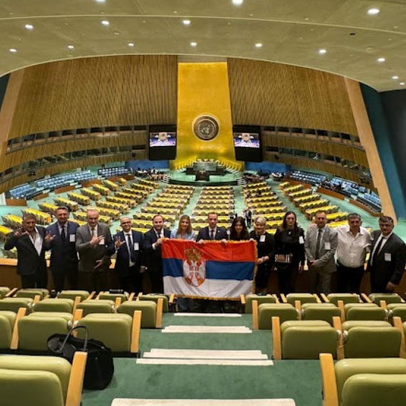Srbi razvili trobojku u Ujedinjenim nacijama FOTO
