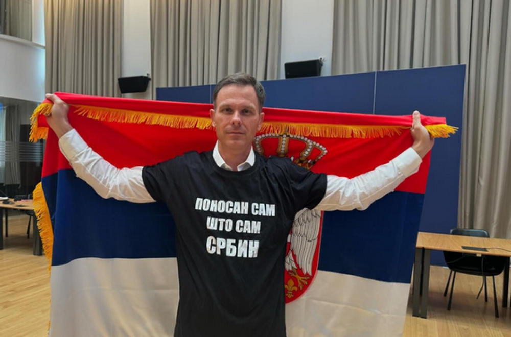 Mali sa zastavom Srbije: Nismo genocidan narod, politika žmuri pred tom činjenicom FOTO