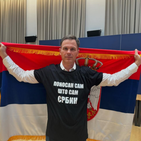 Mali sa zastavom Srbije: Nismo genocidan narod, politika žmuri pred tom činjenicom FOTO