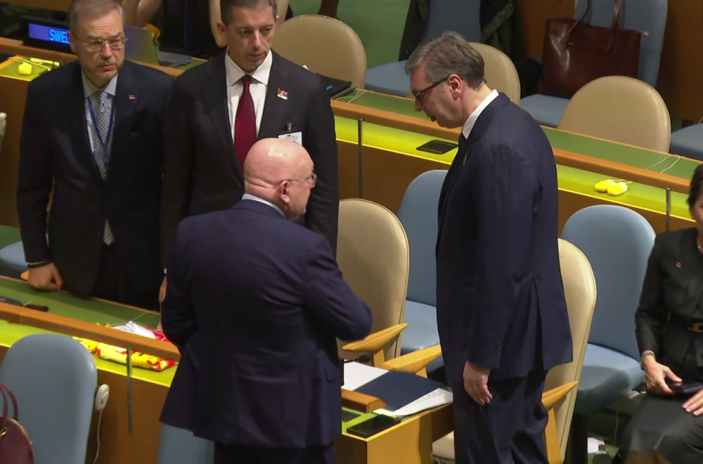 Važna poruka za kraj obraćanja: Vučić poklonio zastavu Srbije predsedavajućem u UN