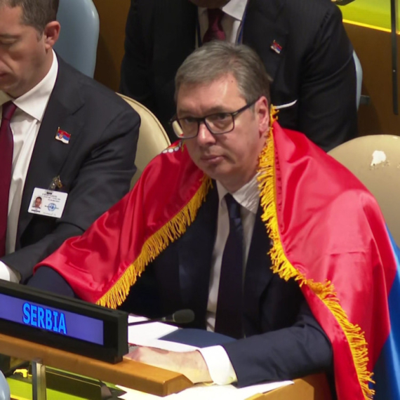 Vučić ogrnuo zastavu Srbije u UN: "Niko na svetu mi neće uzeti moju zastavu" FOTO
