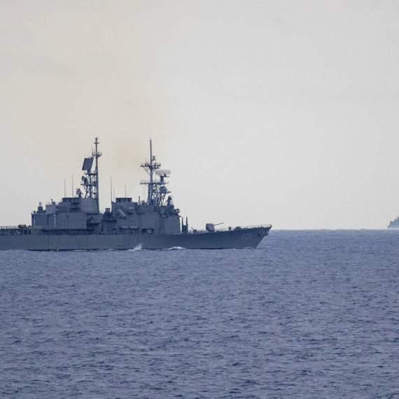 Ratni brodovi u "zabranjenim vodama"; Kruže i borbeni avioni