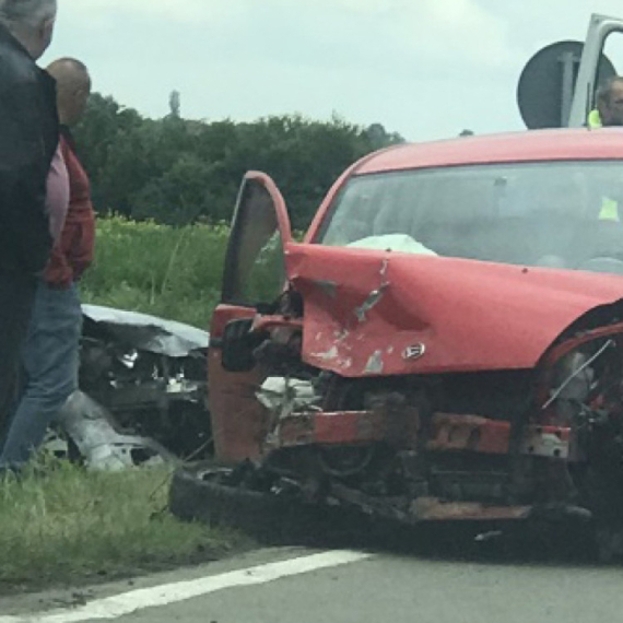 Teška nesreća kod Mladenovca: Povređene četiri osobe, automobili smrskani