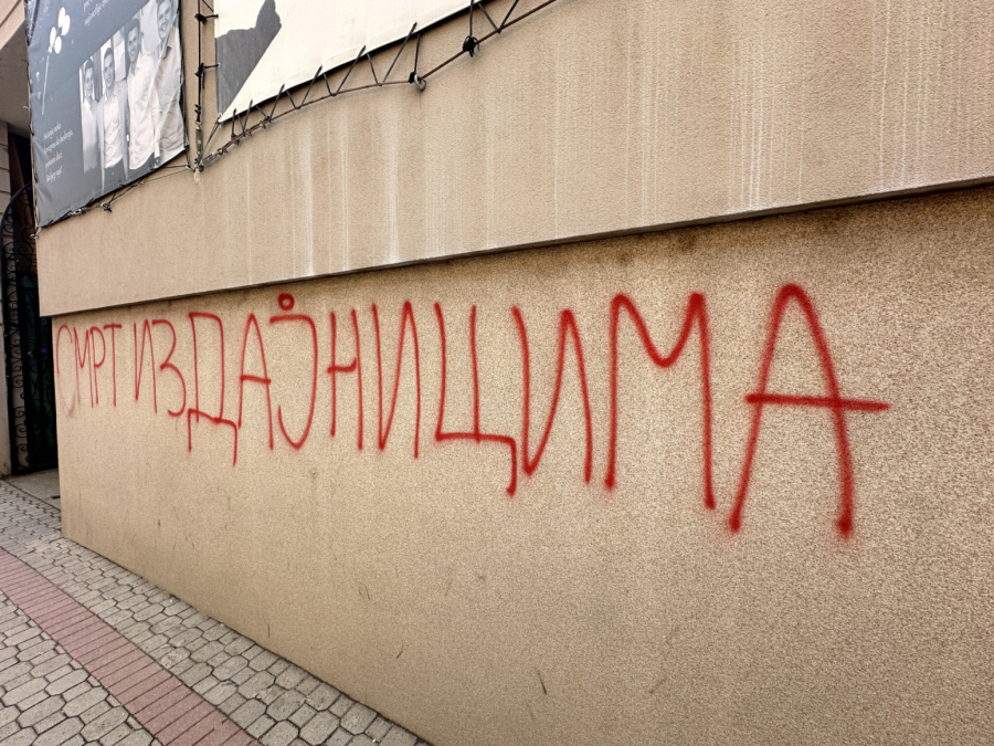 Jezive preteće poruke osvanule u centru Čačka FOTO