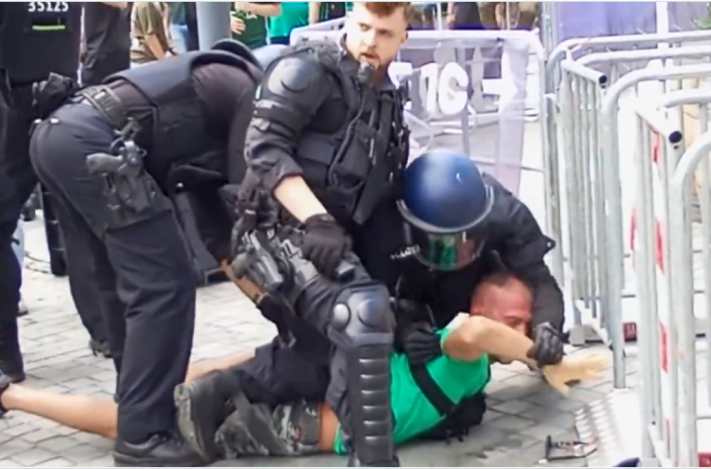 Opšti haos u Berlinu – tuča navijača PAO i Fenera, ima povređenih VIDEO