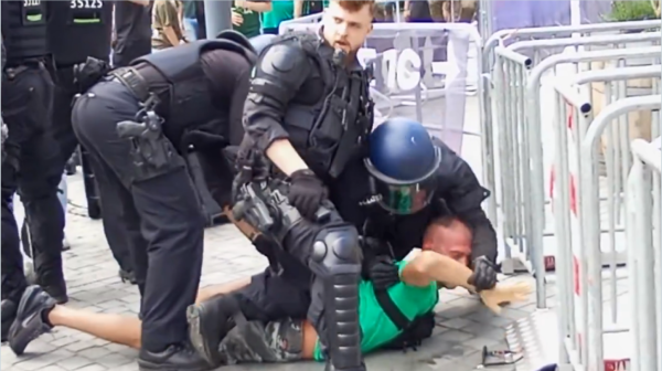 Opšti haos u Berlinu – tuča navijača PAO i Fenera, ima povređenih VIDEO