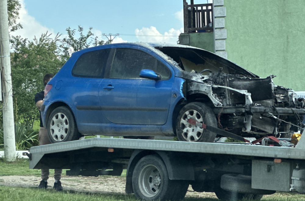 Zapalio se automobil kod Čačka: Vatrogasci lokalizovali požar FOTO