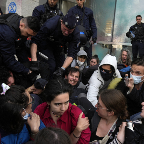Haos u Parizu: Nasilni protesti; Uhapšeno više od 170 ljudi FOTO