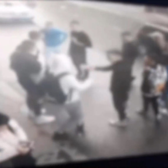 Pojavili se jezivi snimci: Brutalna tuča dečaka u centru Novog Pazara VIDEO