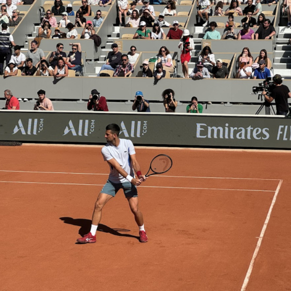 Nadal i Novak u zagrljaju – slika dana na Rolan Garosu VIDEO