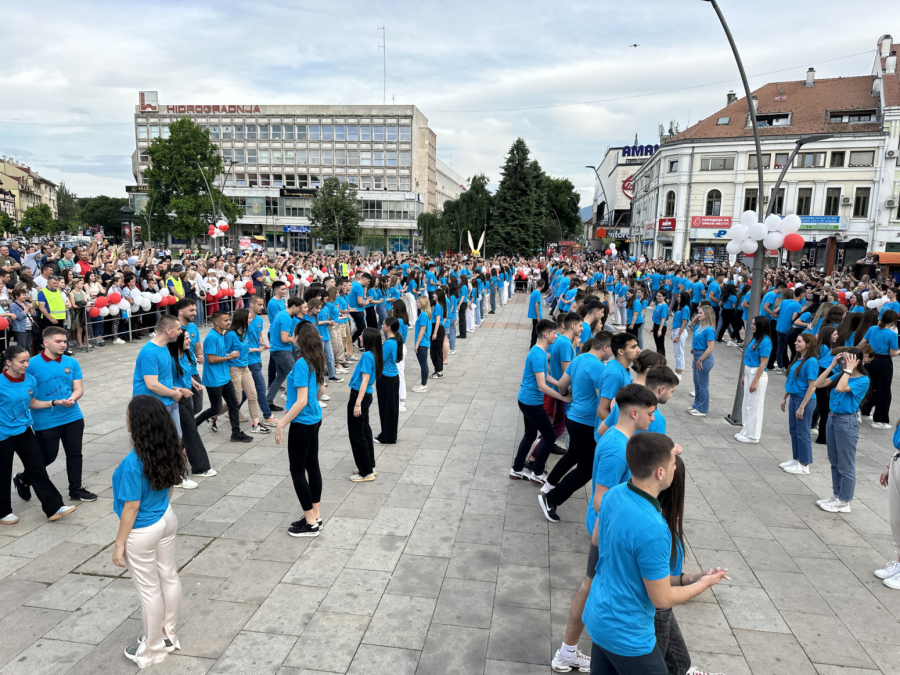 Veličanstvena slika poslata iz Čačka: Preko 500 učesnika na gradskom trgu FOTO
