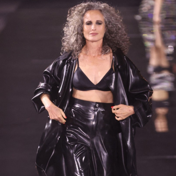 U inat svima prestala da farba kosu: "Volimo starije muškarce" – a šta je sa ženama? FOTO