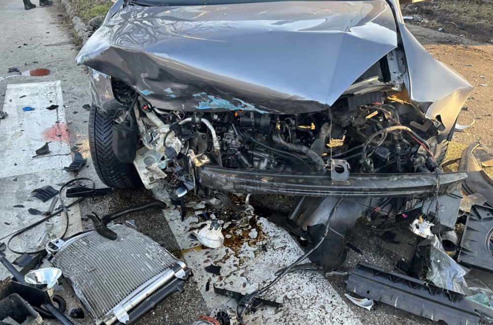 Haos na magistrali smrti: Težak sudar kamiona i autobusa FOTO