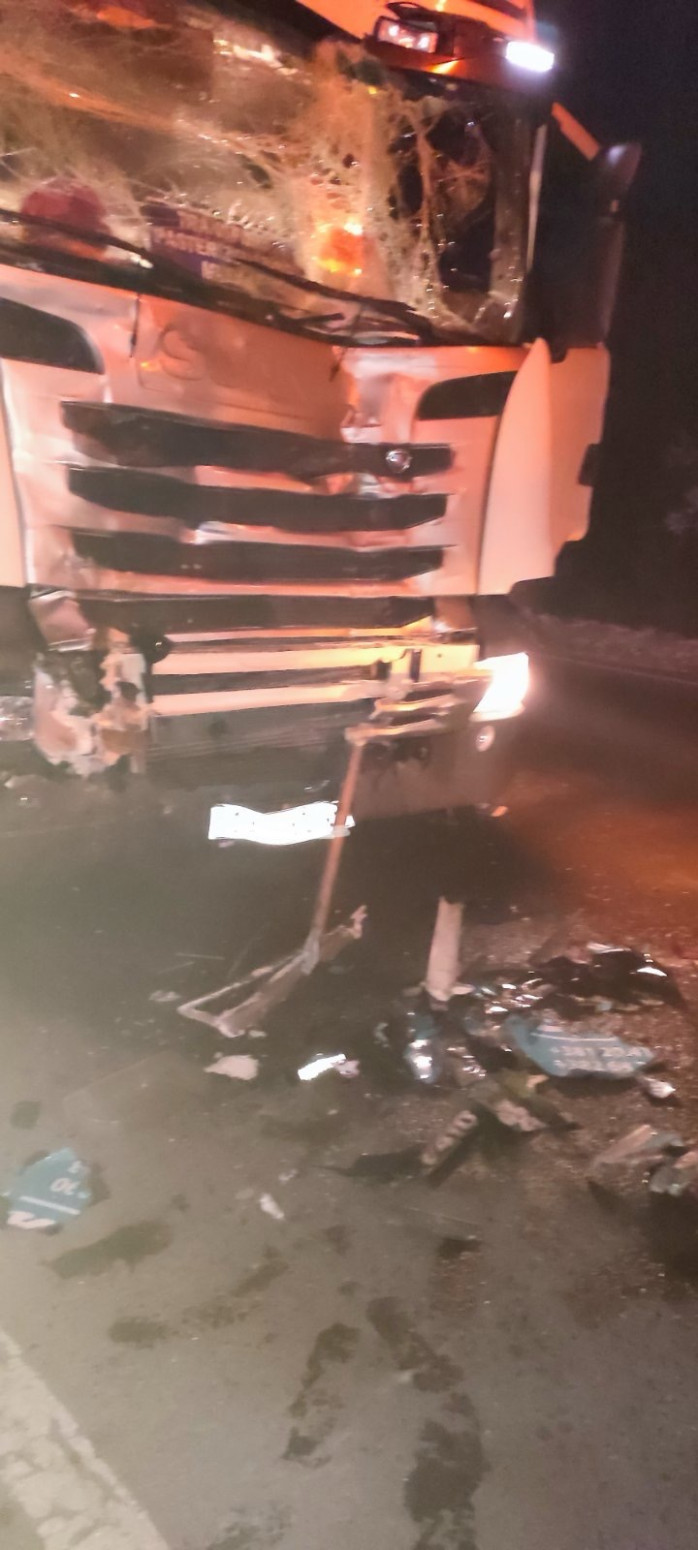 Haos na magistrali smrti: Težak sudar kamiona i autobusa FOTO