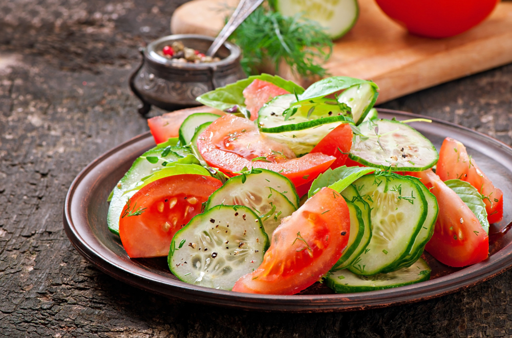 Obožavate salatu od krastavca i paradajza? Ovo su razlozi zašto bi je trebalo izbegavati