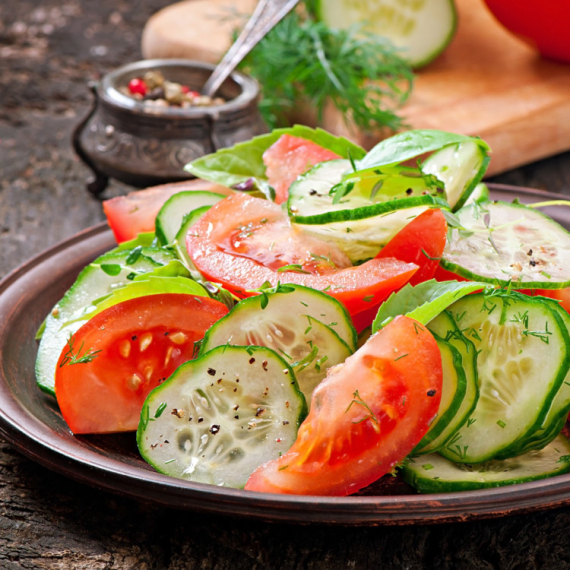 Obožavate salatu od krastavca i paradajza? Ovo su razlozi zašto bi je trebalo izbegavati