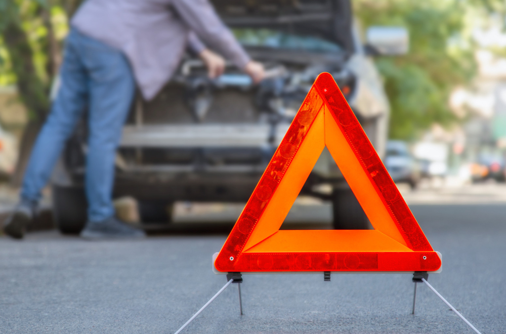 Auto se zakucao u bankinu: Delovi rasuti po putu, vojnici pritekli u pomoć FOTO/VIDEO