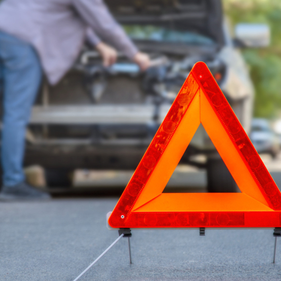 Auto se zakucao u bankinu: Delovi rasuti po putu, vojnici pritekli u pomoć FOTO/VIDEO