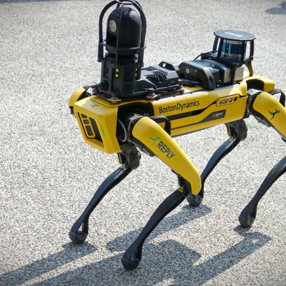 Ko sve radi u BMW-ovoj fabrici: Pored ljudi i robota, sada je tu i robotski pas VIDEO