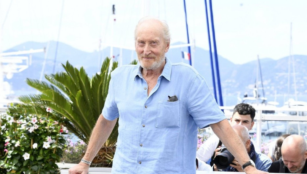 Poznati glumac (77) uslikan sa devojkom na nudističkoj plaži: Fotografije "eksplodirale" u medijima FOTO