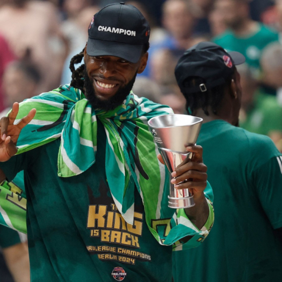 Ludnica na ulicama Atine – Lesor ne ispušta flašu iz ruku VIDEO