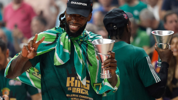 Ludnica na ulicama Atine – Lesor ne ispušta flašu iz ruku VIDEO