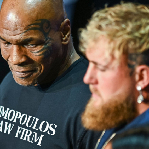 Majku Tajsonu pozlilo u avionu