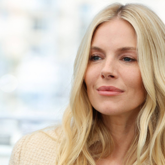 Pojavila se 5 meseci nakon porođaja, u društvu 15 godina mlađeg dečka FOTO