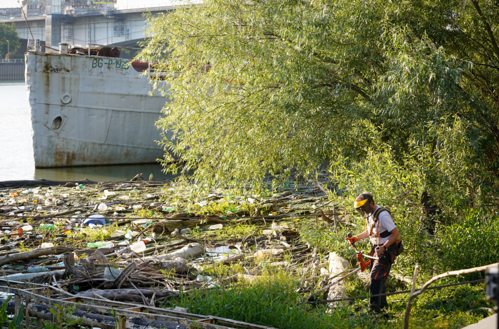 Uklanjaju se splavovi kod Brankovog mosta FOTO