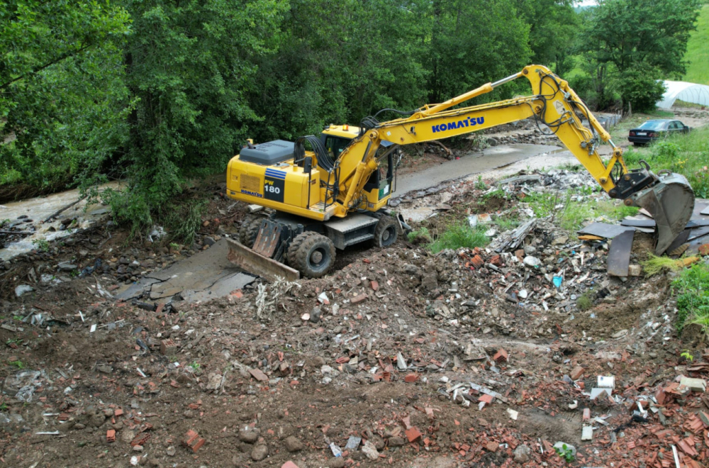 Voda odnela puteve, a donela otpad: Teška mehanizacija i dalje na terenu FOTO