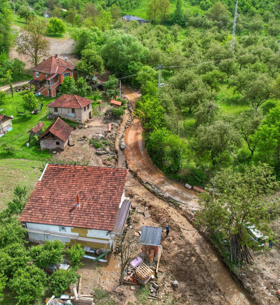 Voda odnela puteve, a donela otpad: Teška mehanizacija i dalje na terenu FOTO