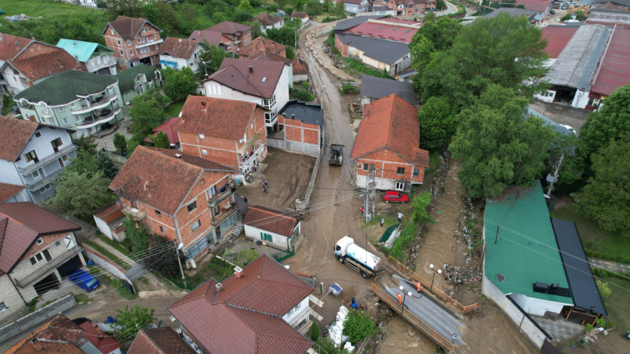 Voda odnela puteve, a donela otpad: Teška mehanizacija i dalje na terenu FOTO