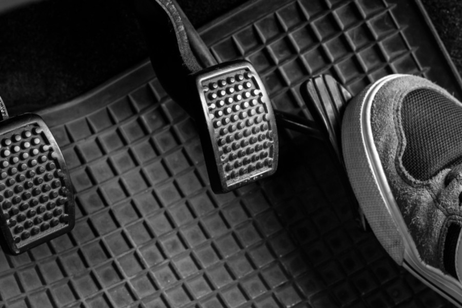 Da li treba pritiskati kvačilo ili ne kada se pali auto?