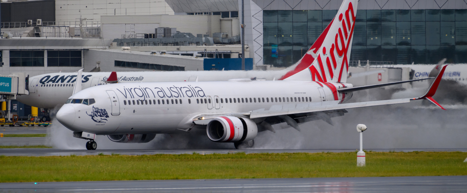 Drama na letu: Putnik trčao go po avionu pa udario člana posade VIDEO