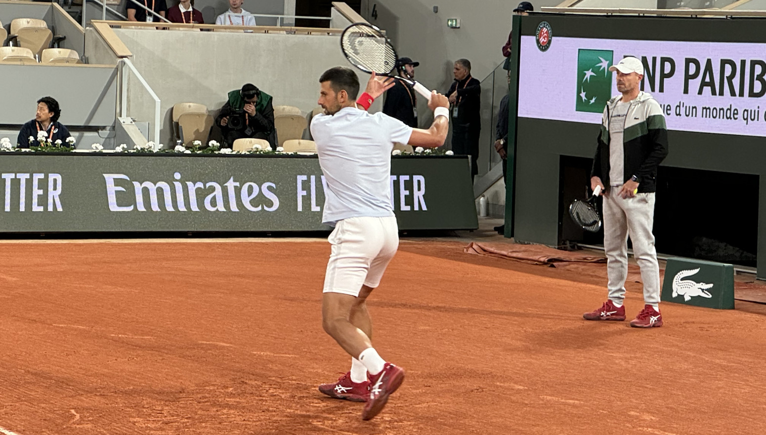 Novak se zagrevao za premijeru, uz njega bio i novi trener FOTO